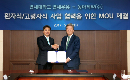 동아제약과 연세우유가 지난 16일 서울 서대문구 연세대학교 동문회관에서 진행한 '환자식 개발·판매에 관한 업무협약 체결식'에서 최호진 동아제약 사장(왼쪽)과 홍복기 연세우유 대표가 기념 촬영을 하고 있다.(동아제약 제공)